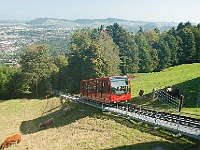 030  Eine Zahnradbahn hat uns hinauf befördert.