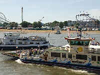 004  Mit eigener Rhein-Kirmes-Fähre.