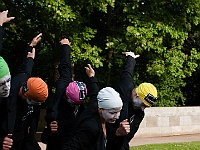 005  Das Tanzhaus NRW unterhält die Wartenden.