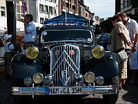 001  Zum jährlichen Frankreichfest gehört auch ein Korso französischer etwas älterer Autos.