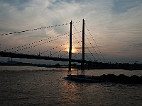 010  Die Rhein-Knie-Brücke im Dämmerlicht.