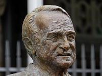 023  Die Johannes-Rau-Skulptur auf dem Johannes-Rau-Platz.