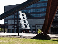 010  Über die Rolltreppe gelangt man in die Ausstellung.