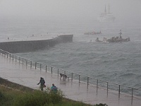 055  Da bleibt kein Fetzen trocken. : 2004, CRW, Helgoland, Helgoland 2004, Sturm