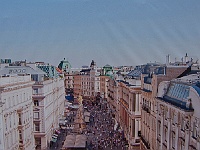 025  Am Stephansdom beginnen Fußgänger- (Einkaufs-)Zonen: Der Graben. Hier sind alle Markengeschäfte vertreten. Wie auf der Kö.