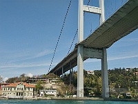 20 DSC2667 Schiffstour Bosporus  Auch unter der Brücke werden Häuser gebaut.