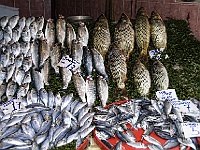 037 DSC2427 Fischmarkt  Fischmarkt an der Galata-Brücke.