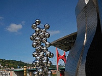 006  Warum? Wegen Frank O. Gehrys weltberühmten Entwurfs des Guggenheim-Museums