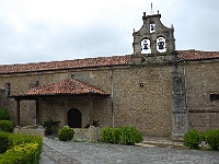 039  Eine alte Kirche mit Glockenturm.