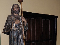 048  Im Kreuzgang eine Statue des Hl. Jakobus.