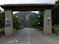 054a  Durch dieses Tor erreicht man den Parador, das ehem. Kloster San Pedro de Villanueva (12.-18. Jh.).