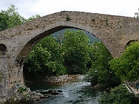 071  Die "römische" ist eine "romanische" Brücke - das Kreuz soll an das mysthische Kreuz von Pelayo erinnern.