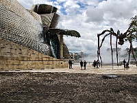 001  In Bilbao besichtigen wir das von Frank Gehry entworfene Guggenheim-Museum. Der Nebel (Wasserdampf) verleiht den Kunstwerken etwas Mystisches.