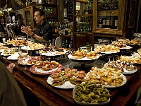 023  Zur Stärkung besuchen wir eine Tapas- (Pinxtos)Bar. Alles schmeckt wunderbar...es ist ja eben auch eine kulinarische Rundreise.